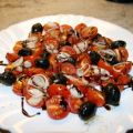 Lauwarmer Tomaten-Oliventeller