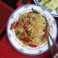 Thailändischer Salat mit grünen Papayas