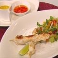 Hähnchenspieße an einem Soßenduo und Thaisalat