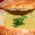 Kartoffelcremesuppe im Bauernbrötchen