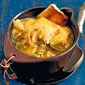 Französische Zwiebelsuppe mit Majoran und[...]