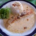Lachs-Sahne Gratin mit Reis und Salat