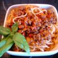 Spaghetti bolognese mit roten Paprikawürfeln
