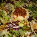 Überbackener Käse auf Salatbeet