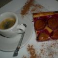 Blätterteigkuchen mit Zwetschgen im Rahmteig