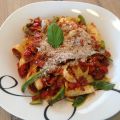 Zucchini Bandnudeln mit Tomaten-Paprikasauce[...]