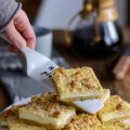 Käsekuchen vom Blech mit Marzipanstreuseln und[...]