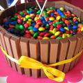 Eine Kitkat-Smarties-Geburtstagstorte und das[...]