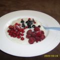 Vanillepudding mit frischen Beeren