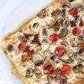 Flammkuchen mit Pilzen, Kirschtomaten,[...]