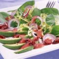 Spinatsalat mit Avocado und Cranberries