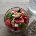 Wassermelonensalat mit Schafskäse und Nüssen