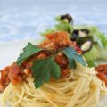 Spaghettini Bolognese mit Blattsalat