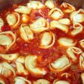 Tortellini Suppe mit Tomaten und Käse