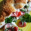 Schafskäsesalat im Fladenbrot