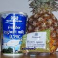 Dessert: Ananas mit buntem Joghurt