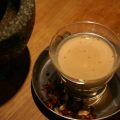 Würziger Mandel-Chai mit Nelken und rosa[...]