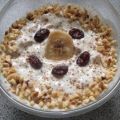 Frühstück: Joghurt mit Trockenfrüchten und mehr