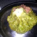 Broccoli unter einer Hackfleisch - Haube