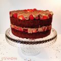 Schoko-Torte mit Erdbeeren und Himbeeren