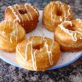 Cronuts mit Kokoscremefüllung