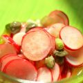 Radieschensalat mit Frühlingszwiebeln und Kapern