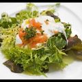 Pochierte Eier mit Salat, Räucherlachs und[...]