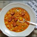 Linsensuppe von roten Linsen mit Kabanossi