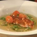 Limettenblättersuppe mit einem Zopf vom Lachs a[...]