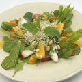 Blattsalat mit geräuchertem Heilbut und Orangen