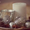 Weihnachtsdeko auf einer silber Platte