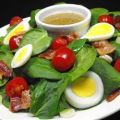 Spinatsalat mit Speck und Ei