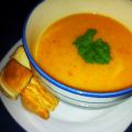 Pfirsich-Chili-Suppe mit Buttermilchecken
