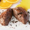 Mousse au chocolat mit Orangensauce