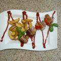 Bratwürstchenspieß auf Potato Wedges und[...]