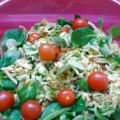 Apfel-Gurken-Salat mit Paprika auf Feldsalat