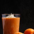 Aprikosen-Kokos-Smoothie mit gepufftem Amaranth