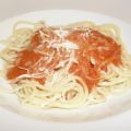 Spaghetti mit Tomaten, Oregano und Parmesan
