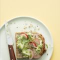 Nussbrot mit Radieschenblätter-Butter