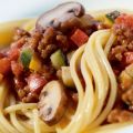 Spaghetti Bolognese mit frischem Gemüse