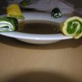 Gemüsebrühe mit zweierlei Rouladen