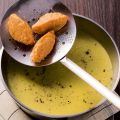 Erbsensuppe mit Paprikaklößchen
