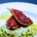 Feige mit Schafskäse auf einem Zucchinibett an[...]