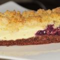 Käsekuchen mit Kirschen und Makronenstreusel