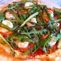 Pizza mit Garnelen, Grünspargel und Rucola
