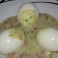 Eier in Schmelzkäse-Senfsauce mit Schinkenwürfel