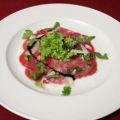 Carpaccio vom Feldreh mit Parmesan, Rucola und[...]