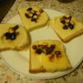 überbackenes Toastbrot mit Oliven und Nüssen