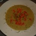 Erbsensuppe mit Räucherlachs