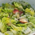 Grüner Salat mit Nektarinen und Joghurtdressing